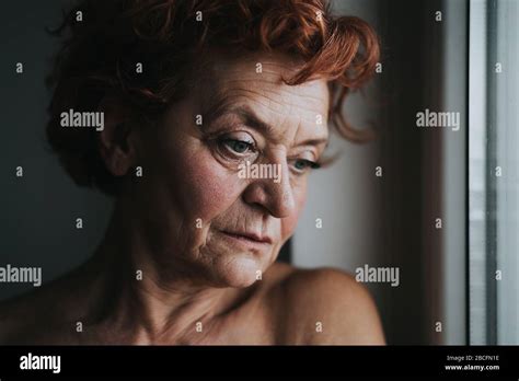 Mature Woman Thinking Banque De Photographies Et Dimages à Haute Résolution Alamy