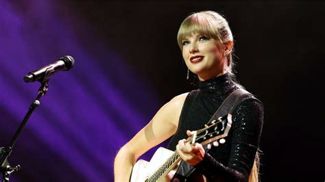 Taylor Swift Shocks Crowd With Surprise Performance Iheart