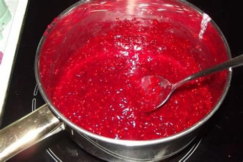 Teig in eine gefettete und mit mehl ausgestäubte savarinform (24,5 cm ø; HImbeerpudding aus gefrorenen Himbeeren, schmeckt toll ...