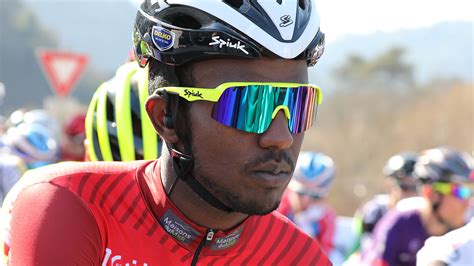 El Eritreo Biniam Girmay Primer Ciclista Negro Que Gana Una Medalla En