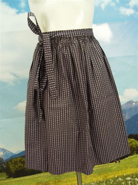 View a das kleid ist knapp über der büste geschnitten und knöpfe vor der taille. kurze Dirndlschürze mit wunderschönem Blumen Muster Dirndl ...