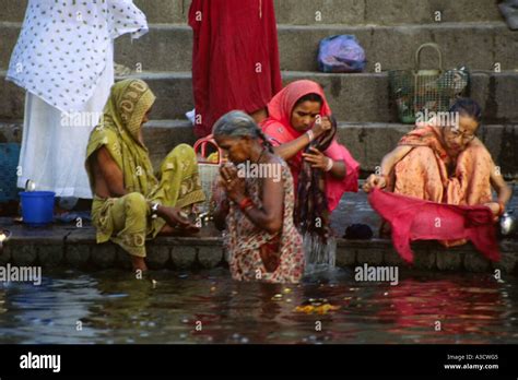 Frauen Baden Im Fluss Ganges Varanasi Benares Indien Beten Stockfoto Bild 6140612 Alamy