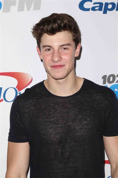 His father is of portuguese descent (from lagos) and his mother is english (with deep roots in dorset). Shawn Mendes: Traumfrau sollte tanzen können