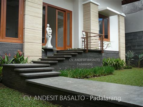 Rumah minimalis tampak depan dengan batu alam rumah ub karya parama dharma [sumber: gambar-desain-arsitektur-batu-alam-andesit-untuk-stepping ...
