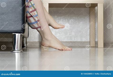 de vrouw trekt haar benen uit bed stock afbeelding image of sluit voet 144428893