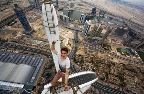 15 Most Amazing Selfies From Worlds Tallest Building Ever Dashingamrit