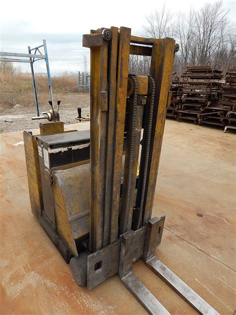 Yaleautomatic Model Est 25 Stand On Electric Fork Lift Sn 38230