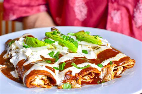 Deliciosas Enchiladas De Gran Comida Mexicana Mole Y Queso Comida Típica Mexicana Puzzle