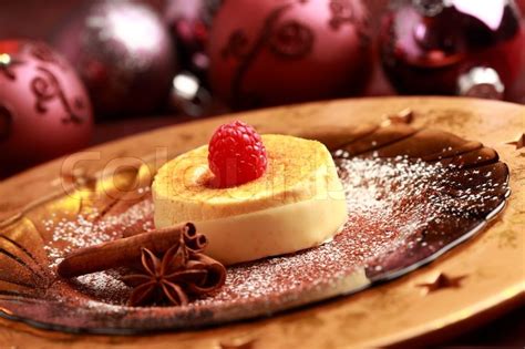 Creme brulee eis mit gebrannten mandeln. Köstliche Crème brûlée für ... | Stockfoto | Colourbox