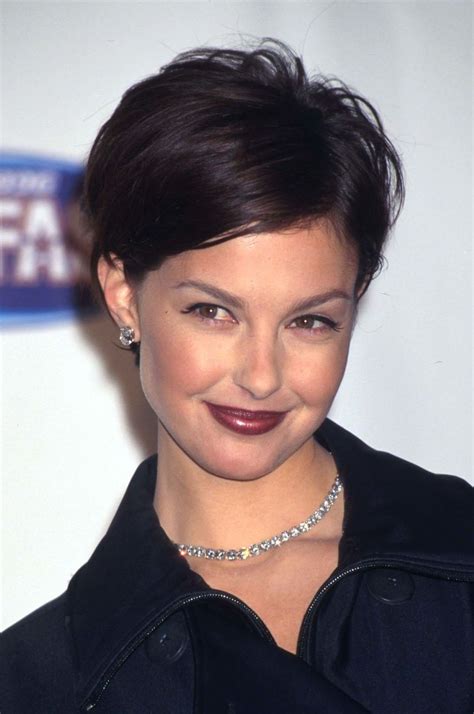 Short Hairstyles Of The 90s Wavy Haircut