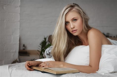 Baggrunde Kvinder Model Portræt Blond Langt Hår Kigger På Seeren Sidder I Seng Bøger