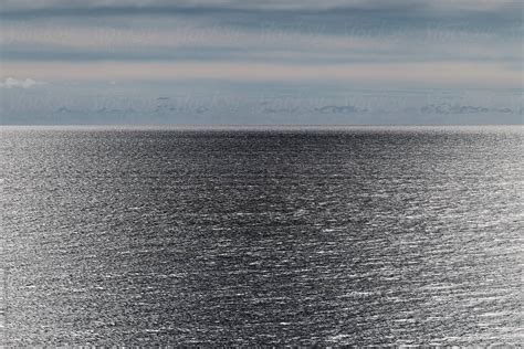 View Of Vast Ocean Horizon And Sky At Dusk Del Colaborador De