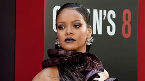 Rihanna Shaves Off Eyebrows For Vogue Cover