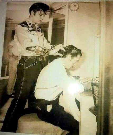 Elvis Fixing Johnny Cash S Hair Johnny Cash Johnny And June Elvis Presley Rock And Roll
