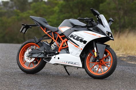 Checkout the front view, rear view, side view, top view & stylish photo galleries of rc 390. Review: 2015 KTM RC 390 - CycleOnline.com.au
