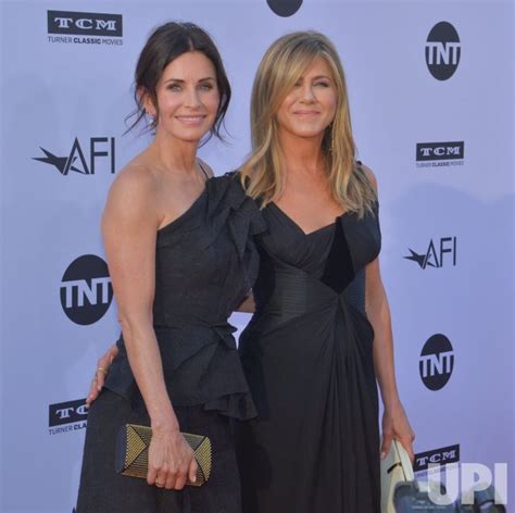 Photo Courteney Cox And Jennifer Aniston Arrive For The Afi Tribute