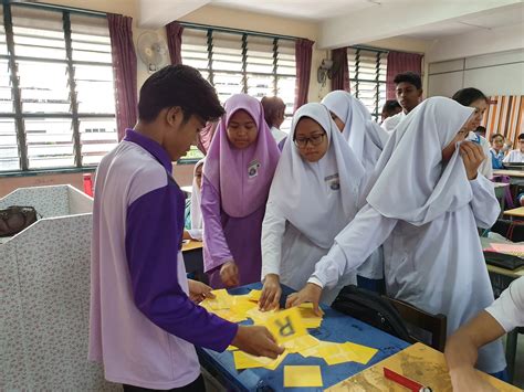 Translations of the phrase kamar ganti from indonesian to english and examples of the use of kamar ganti in a sentence with their translations: GBK JULIA ABU SARI: Kelas Ganti Terancang