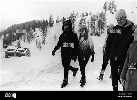 Jan 1965 Beatles John Lennon Y Su Esposa Cynthia Lennon En St Moritz