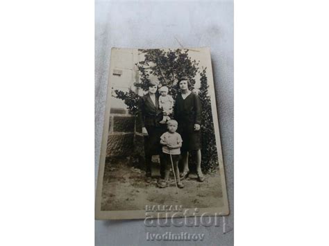 Снимка Две жени и две деца в двора Стари снимки Изделия от хартия balkanauction