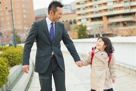 手を繋いで歩く日本人の父と娘 10272003414 ｜ 写真素材・ストックフォト・画像・イラスト素材｜アマナイメージズ