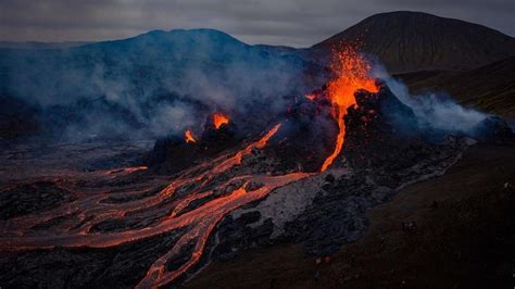 Locals Take Stunning Pictures Of Icelands Volcanic Eruption