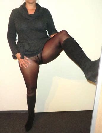 Alysha Upskirt Flashing Her Bald Pussy In Pantyhose Boots Pics