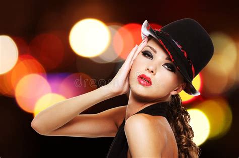 belle femme sexy avec les lèvres rouges et le chapeau noir photo stock image du lumières