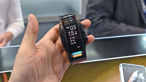 This Bendy Smartphone Watch Hybrid Actually Isnt As Silly As It Looks