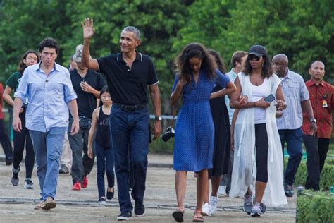 Les démocrates officialisent la candidature de joe biden : Barack Obama et sa famille prennent du bon temps à Bali...photos - AfrikMag