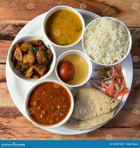 Veg Thali De Cocina India Food Platter Consiste En Una Variedad De