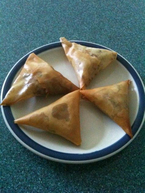 Perfectly spiced, these crispy samosas are handcrafted triangles of savory goodness — each with its own chutney sauce for dipping. Wind of Change: SAMOSA & CARA MELIPATNYA.