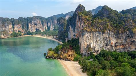 Пляж рейли в таиланде провинция краби вид с высоты птичьего полета на тропические пляжи рейли