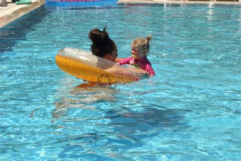 一个母亲在游泳池里和女儿玩耍一起玩高清图片下载 正版图片502881338 摄图网