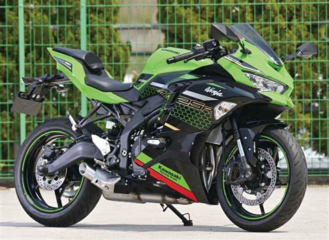 Harga berbeda, namun secara spesifikasi sama saja. Harga Resmi Kawasaki ZX-25R di Selandia Baru sudah dirilis ...