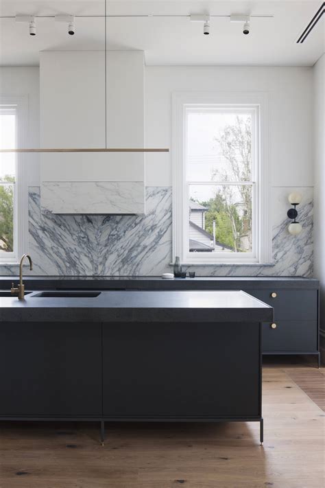 10 Solid And Dramatic Marble Kitchen Backsplashes