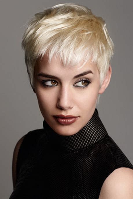 _la tendance cheveux courts est marquée cette saison par des coupes audacieuses dans des tonalités de couleurs fort contrastées. Coiffure dessange courte