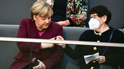 Großer Zapfenstreich Für Angela Merkel Diese Lieder Werden Gespielt