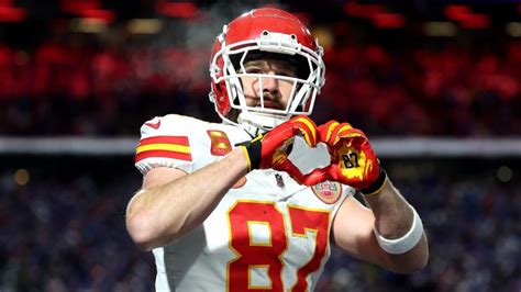 Travis Kelce Hand Gesture Chiefs Te Explains Why He Made Taylor Swift