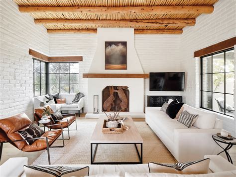 Traditional Adobe Meets A Modern Black And White Palette In Arizona