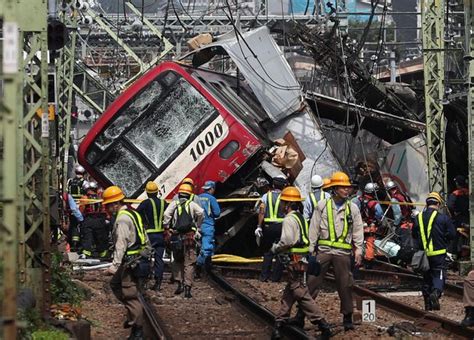 京急本線の脱線事故で34人負傷1人死亡。踏切で立往生したトラックに電車が突っ込む【update】 ハフポスト