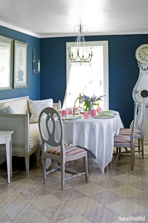 Navy blue is also popular in dining rooms that incorporate white shiplap, a type of rustic wood wall covering. 45 Cozy Breakfast Nooks For The Dreamiest Sunday Morning ...