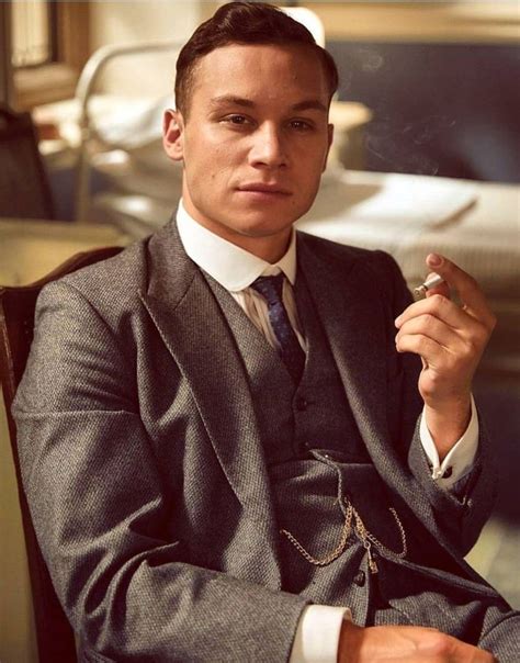 Daha ilk bölümün ilk sahnesinde tommy'nin atıyla şehre gelmesi dizinin bu western havasını yansıtıyor. Peaky Blinders - Finn Cole in the role of Michael Gray 💙 ...