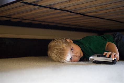 침대 밑에 숨어있는 소년 사진 무료 다운로드 Lovepik