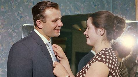 Gagarin With His Wife Valentina Небо очень черное Земля голубая Все