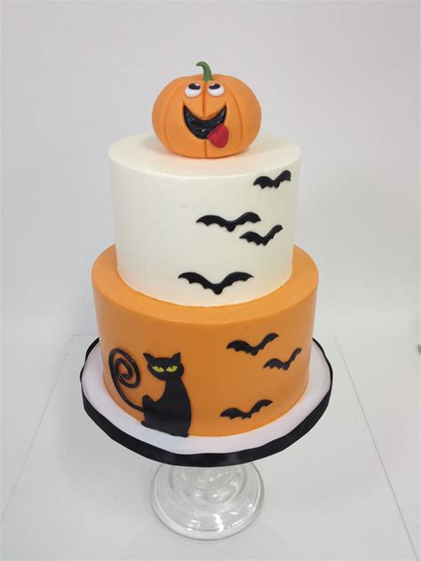 Fun Halloween cake: smooth buttercream with fondant accents. | Holiday cakes, Cake, Halloween cakes