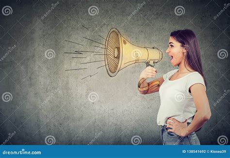 Young Woman Screaming Into Loudspeaker 库存照片 图片 包括有 概念 活动 138541692