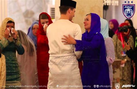 Perkara itu diumumkan yang dipertua jumaah majlis diraja johor datuk abdul rahim ramli yang dimuat naik di. 19 FOTO Sekitar Majlis Perkahwinan Puteri Johor, Tunku ...