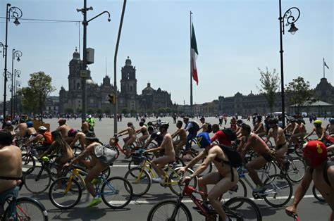 Ciclistas desnudos toman Ciudad de México para concientizar por el uso del automóvil Hispanos