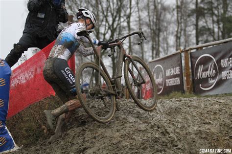 Mathieu van der poel heeft z'n revanche beet. Mathieu van der Poel runs up a muddy incline while one of Hazen's fellow photographers gets an ...