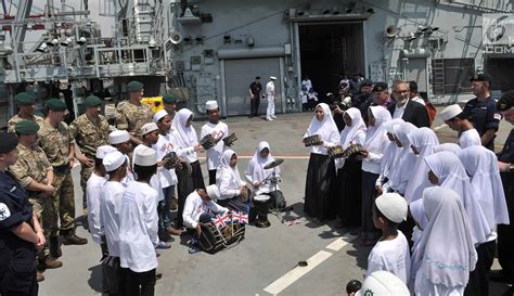 FOTO Saat Anak Anak Panti Asuhan Naik Kapal Perang Inggris Foto